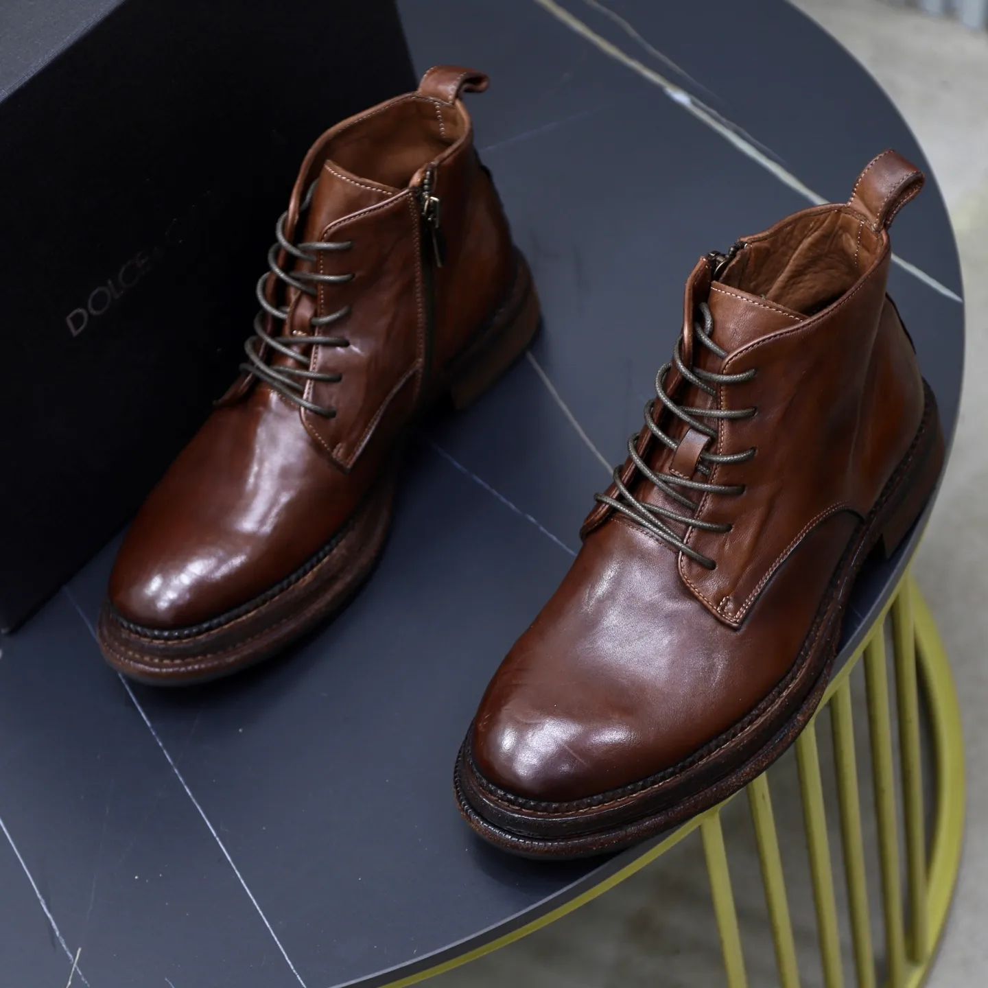 Ex-factory price: 1320💰DG men’s new horse leather work boots! Dongguan's top quality work boots are made of washed horsehide. The body is scratched and distressed. It is a work of hand-rubbing craftsmanship. The collar is wrapped in soft cow leather. It is simple and beautiful, fashionable and casual. It is equipped with a full cowhide lining and embossed logo feet. It is matched with a combination of genuine leather and zigzag rubber outsole. Look at the details of the leather material. If you pursue high quality, check it out! Extremely comfortable! Comes with original box and dust bag! Size: 38-39-40-41-42-43-44 standard leather shoe size